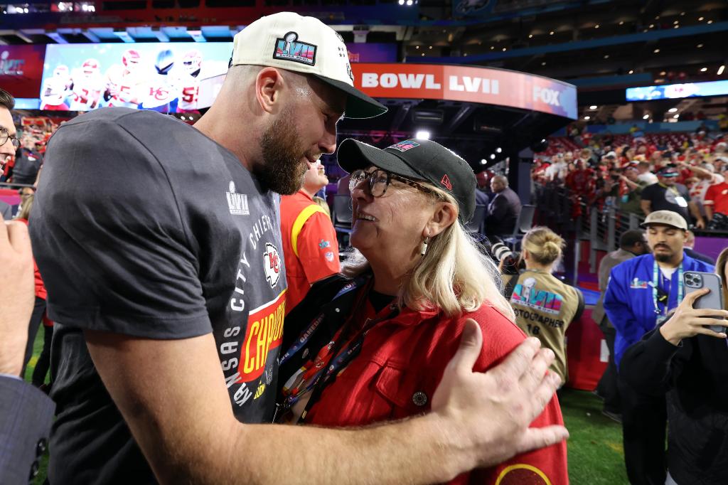 Donna and Travis Kelce